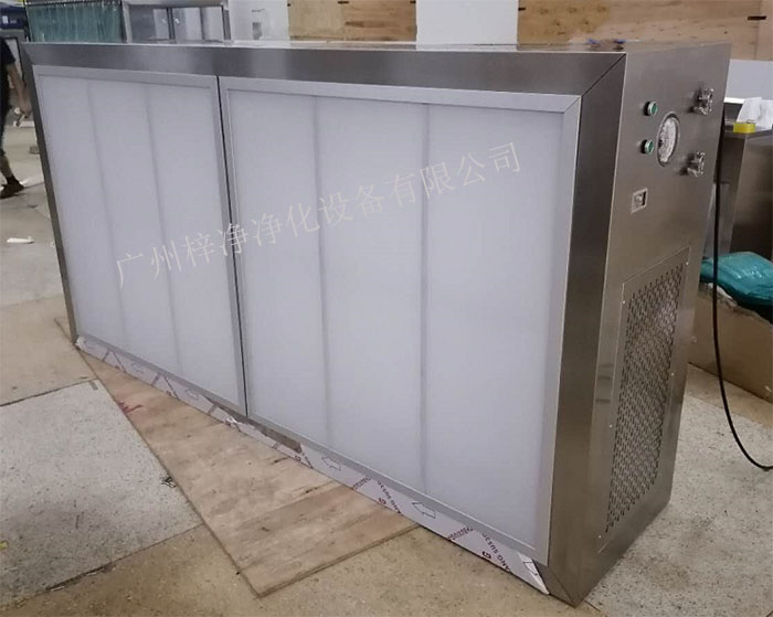 潔凈層流罩它主要由箱體、風(fēng)機(jī)、初效空氣過濾器、高效空氣過濾器、阻尼層、燈具等組成。