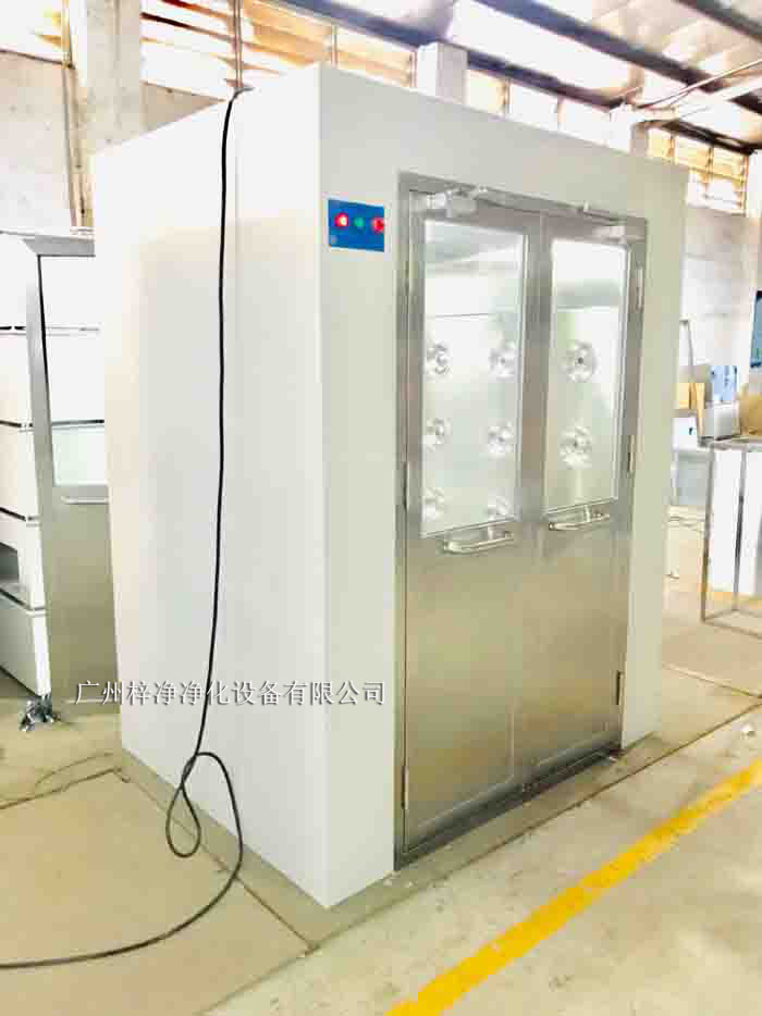 烤漆風淋室采用冷軋鋼板作為基材，表面經過烤漆處理。