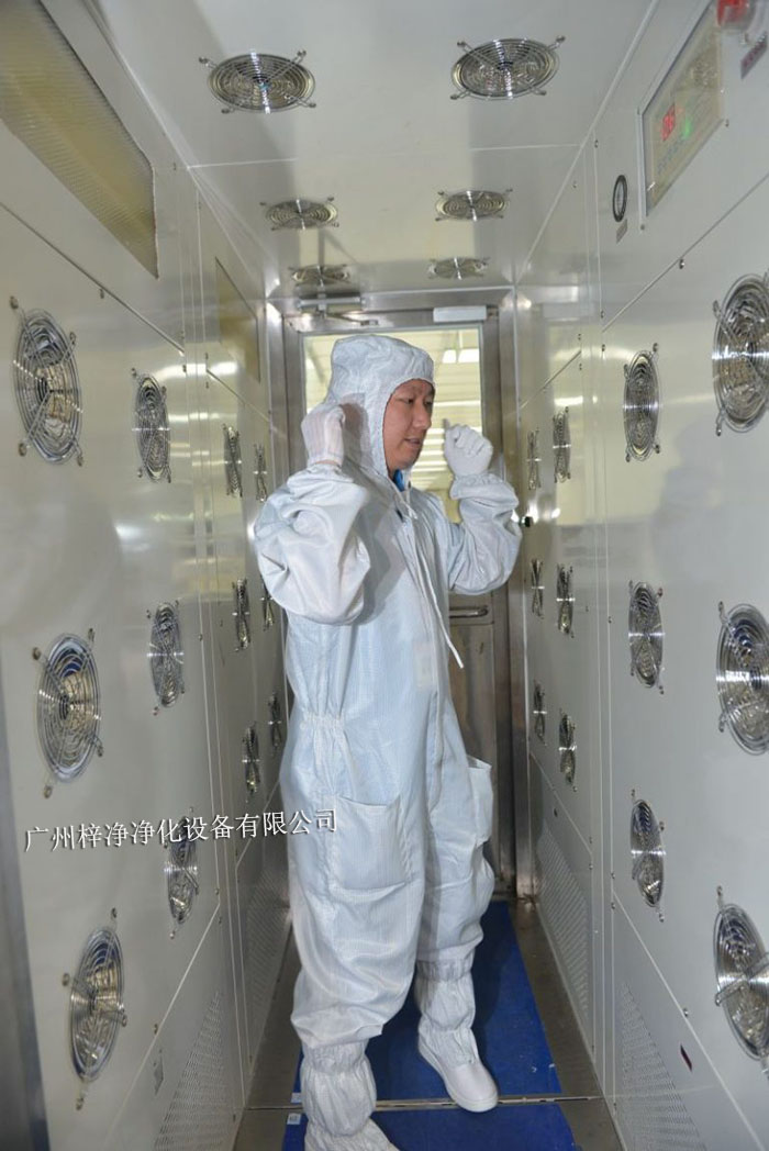 正確操作風淋室對于保障工作人員健康、維持生產環境的潔凈度至關重要。 正確操作風淋室對于保障工作人員健康、維持生產環境的潔凈度至關重要。