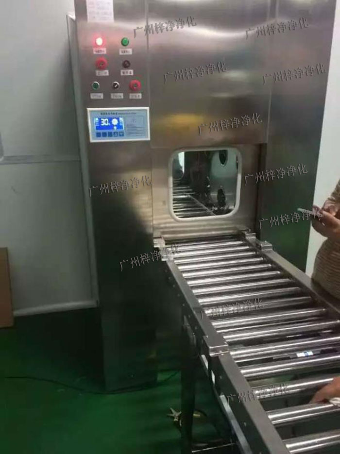 輸送線風(fēng)淋傳遞窗與輸送線貨淋室是潔凈室中用于物品傳遞和空氣凈化的關(guān)鍵設(shè)備。