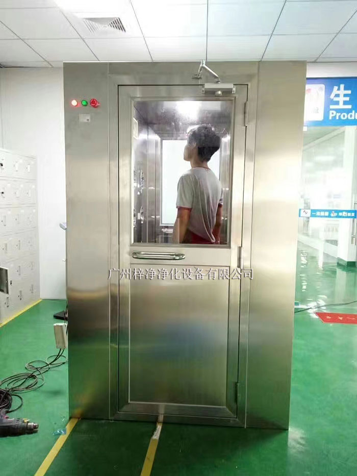 風(fēng)淋室和貨淋室通常配備有集塵設(shè)備,如高效過濾器、吸塵器等。吹淋過程中脫落的灰塵和雜質(zhì)會(huì)被這些設(shè)備收集。 風(fēng)淋室和貨淋室通常配備有集塵設(shè)備,如高效過濾器、吸塵器等。吹淋過程中脫落的灰塵和雜質(zhì)會(huì)被這些設(shè)備收集。