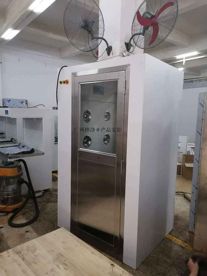 風(fēng)淋室通過高速氣流的沖擊，使進(jìn)入潔凈室的人員快速通過一個密封的空間