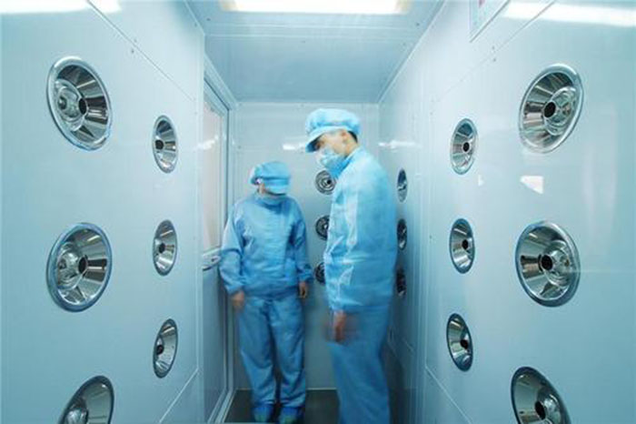 進入風淋室前，應佩戴專用鞋套和帽子，鞋套應與地面接觸面完全覆蓋，帽子則應能覆蓋頭發(fā)，防止頭發(fā)飛揚。