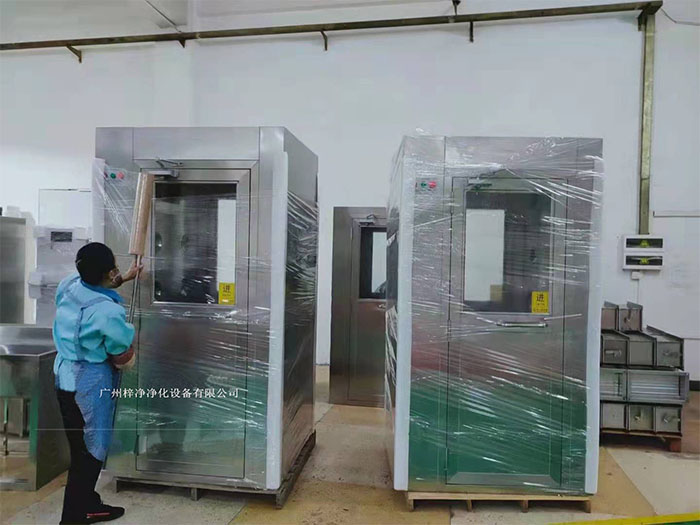 在風(fēng)淋室外部包裝上,使用纏繞膜可以進(jìn)一步提高包裝的密封性和抗沖擊性。 在風(fēng)淋室外部包裝上,使用纏繞膜可以進(jìn)一步提高包裝的密封性和抗沖擊性。