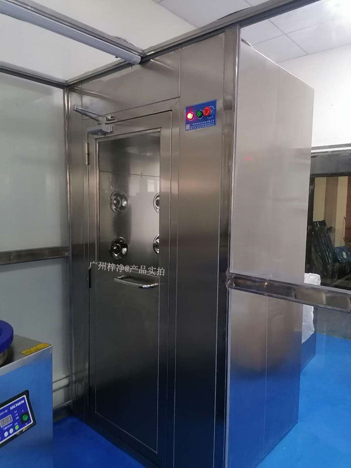 藥行業實驗室的風淋室可以根據實驗室的具體需求進行定制，包括風淋室尺寸、風淋室風速、風淋室高效空氣過濾器過濾效率等，以適應不同實驗活動的需要。