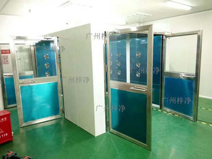 轉(zhuǎn)角風淋室應(yīng)安裝在潔凈車間內(nèi)部人流物流頻繁且潔凈度要求較高的區(qū)域。通常位于轉(zhuǎn)角或門口等關(guān)鍵位置。
