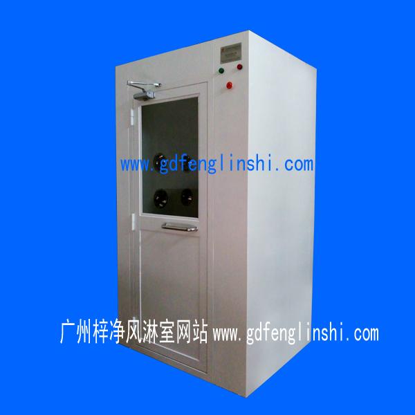 鋼板烤漆風淋室是指風淋室箱體及門采用A3冷軋鋼板多層酸洗不易生銹。