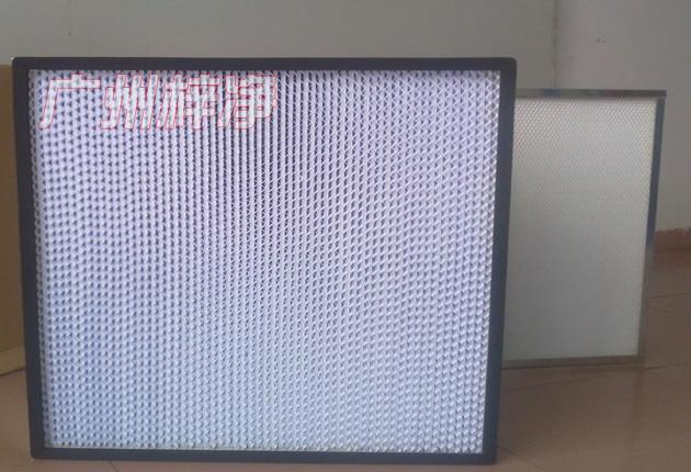 HS有隔板高效過濾器可廣泛用于光學(xué)電子、LCD液晶制造，生物醫(yī)藥、精密儀器、飲料食品，PCB印刷等行業(yè)無塵凈化車間的空調(diào)末端送風(fēng)處。