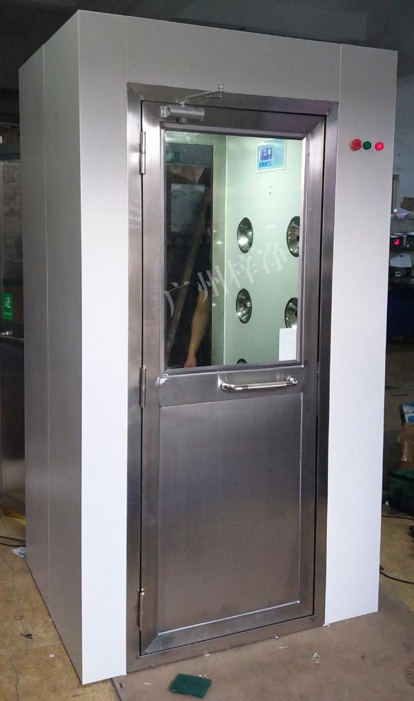 1200型風(fēng)淋室是進入潔凈室所必需的通道，可以減少進出潔凈室所帶來的污染問題。