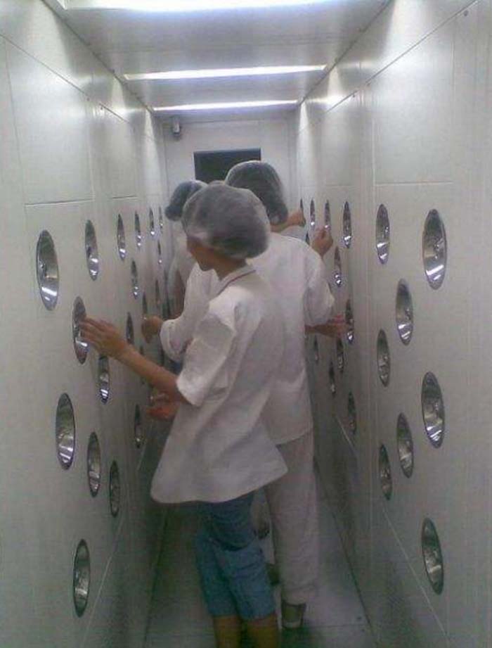 風(fēng)淋室使用規(guī)定：進(jìn)入潔凈室前必須穿戴潔凈服